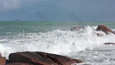 波浪在海岸粉<strong>红石</strong>头巨石上断裂。